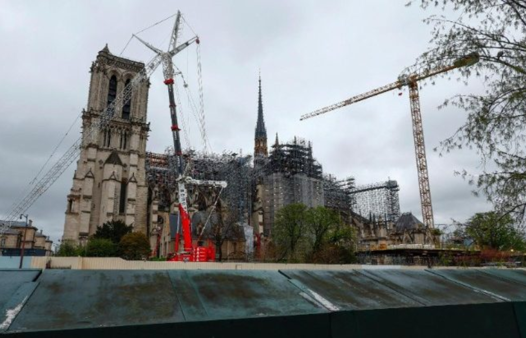Nhà thờ Đức Bà Paris trỗi dậy từ đống tro tàn