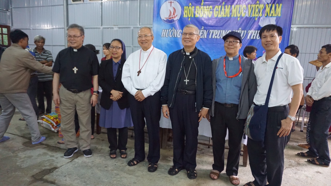 Đại diện Hội đồng Giám mục Việt Nam thăm vùng lũ lụt ​