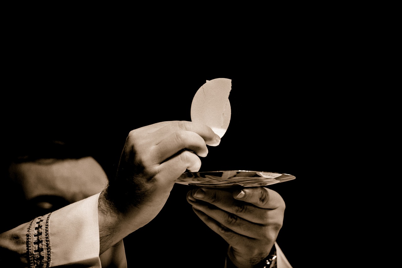 Phó tế có thể cho rước lễ bằng cách chấm bánh không?