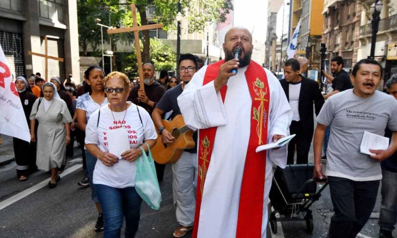 Vị linh mục dấn thân cho người vô gia cư ở Sao Paulo qua đời vì COVID-19