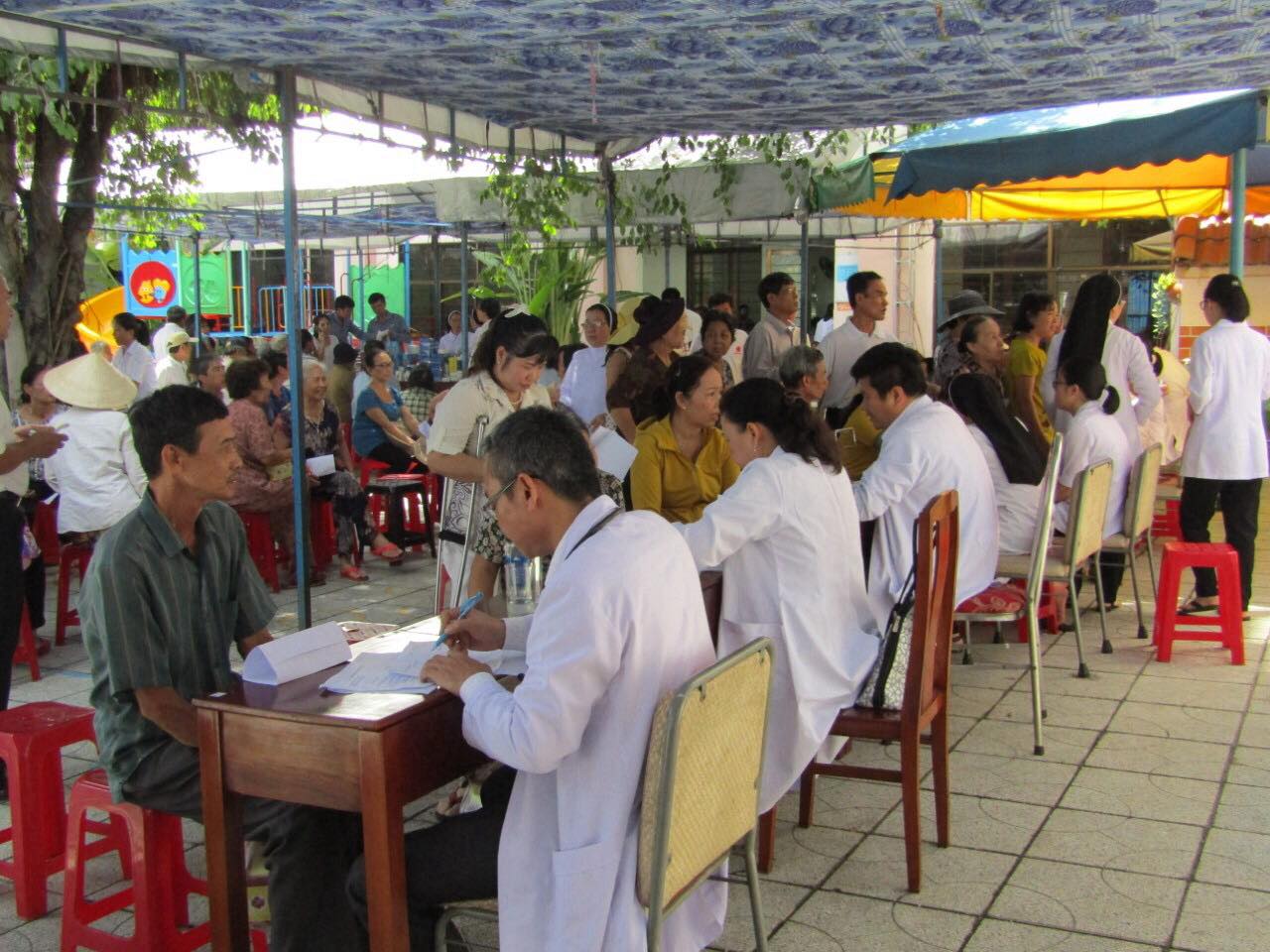 370 bệnh nhân nghèo được khám bệnh và phát thuốc tại dòng Đa Minh Rosa Lima