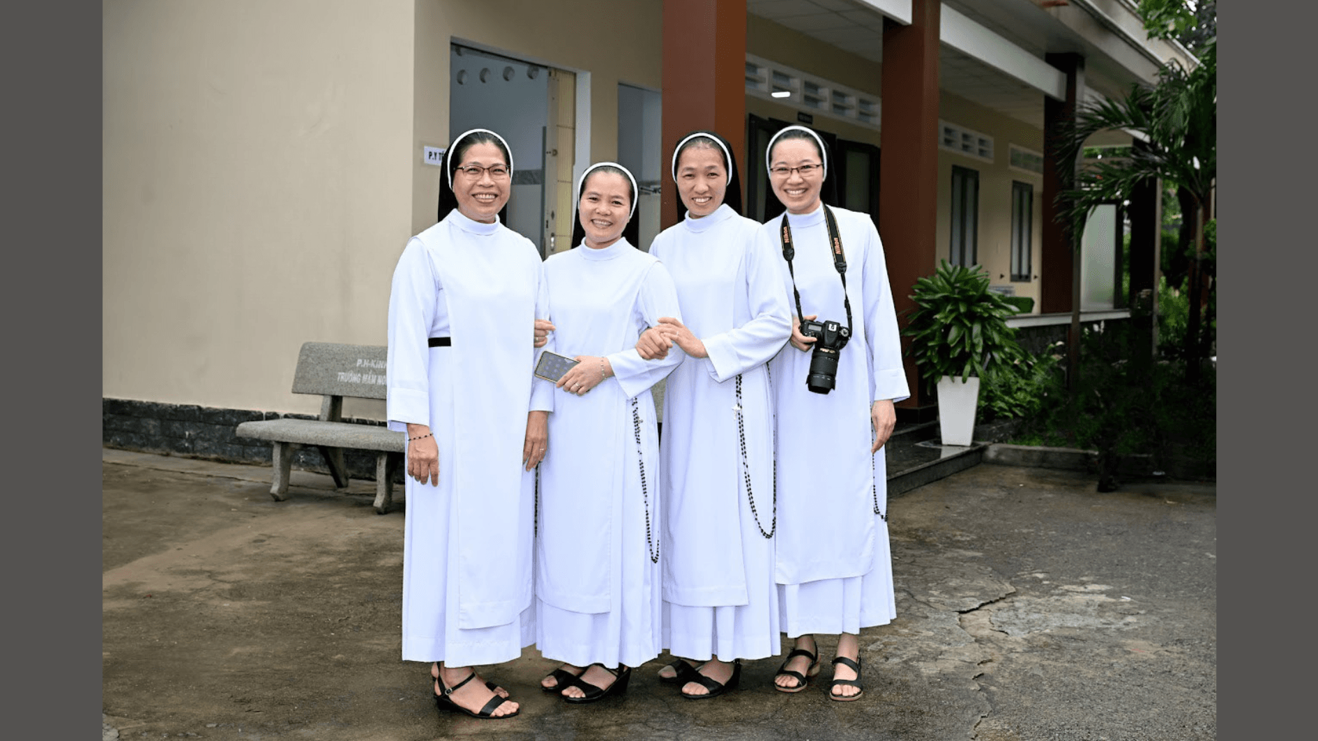 Nụ cười thánh hiến