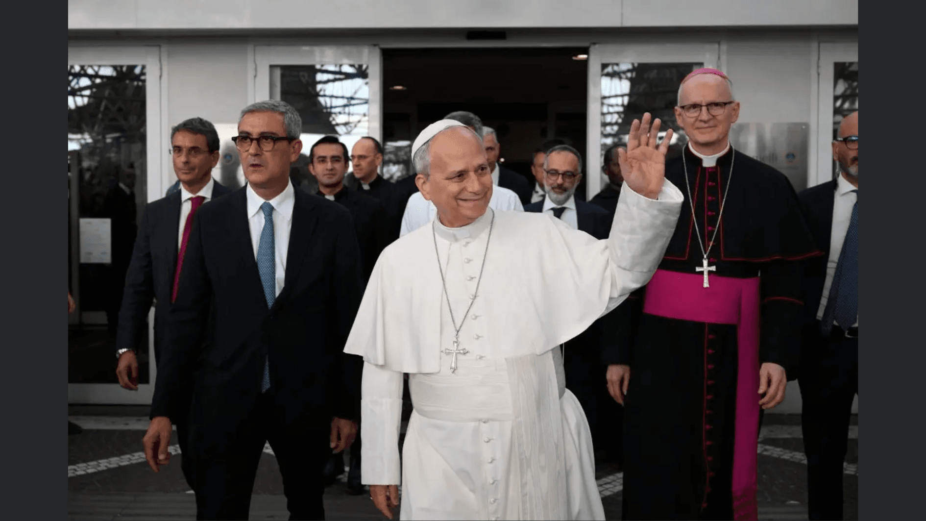 Đức Thánh Cha Lêô XIV xuất viện, trở về Vatican